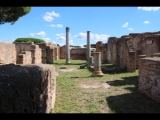 06605 ostia - regio iv - insula v - terme delle sei colonne (iv,v,10-11) - decumanus maximus - bli durch den eingangskorridor (b) in den hof (c) aus nordwesten.jpg